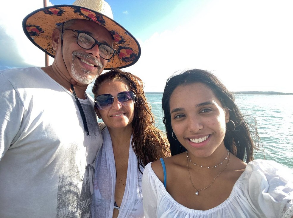 Valdeci e Francisca Pimentel e a filha, Mariana, em passeio de barco em João Pessoa — Foto: Mariana Pimentel/Arquivo Pessoal