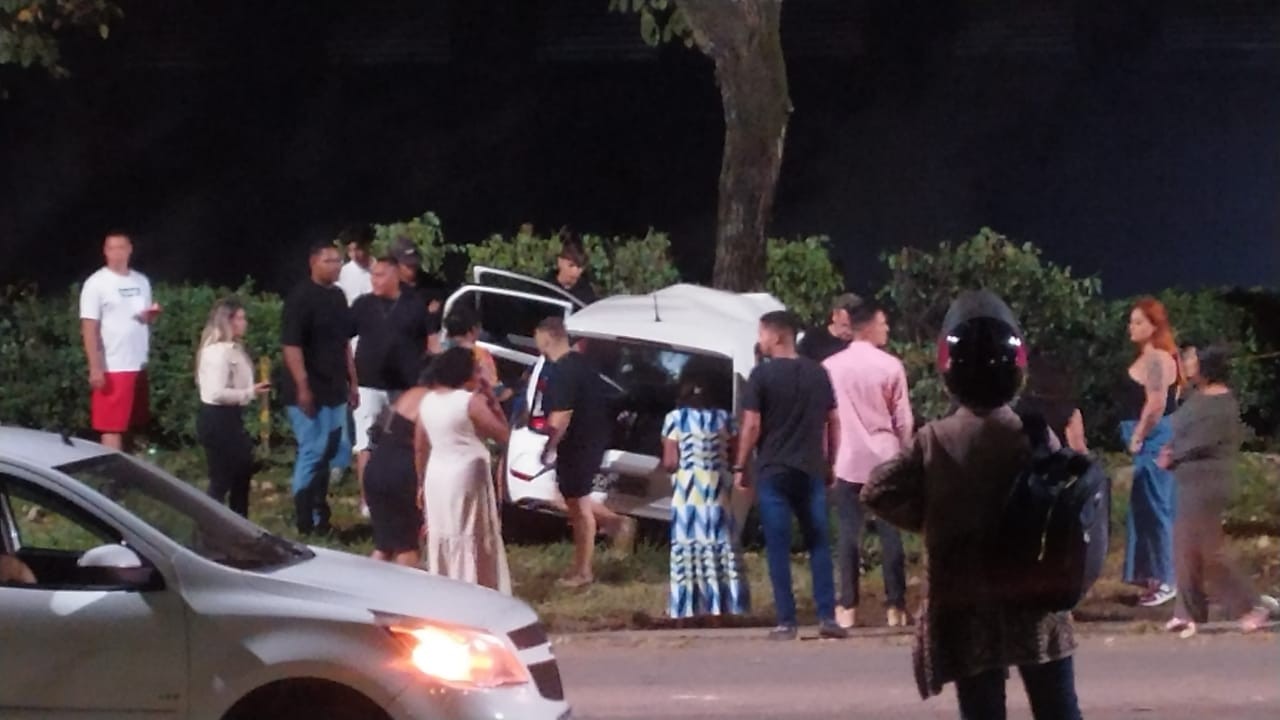 Carro bate em árvore e motorista fica preso às ferragens, em Ipatinga 
