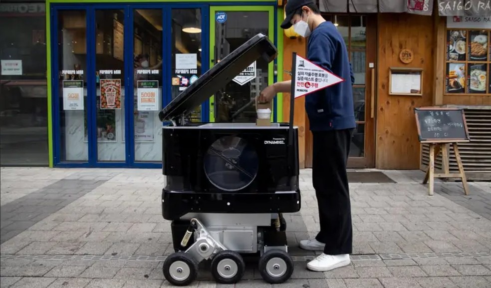 Alguns comerciantes optam por usar robôs de alto custo como este, projetado para entregar alimentos — Foto: Getty Images