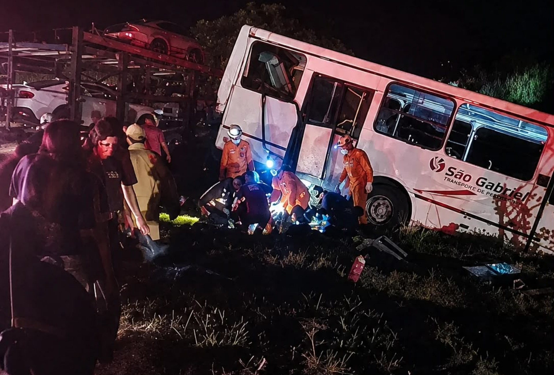 Colisão entre carreta e ônibus deixa 26 feridos na BR-163 em São Gabriel do Oeste