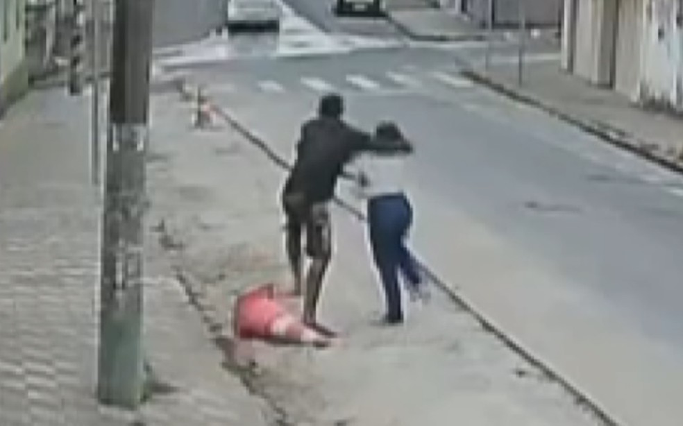 Mulher é atacada e arrastada em tentativa de roubo em Pouso Alegre (MG) — Foto: Reprodução/EPTV 