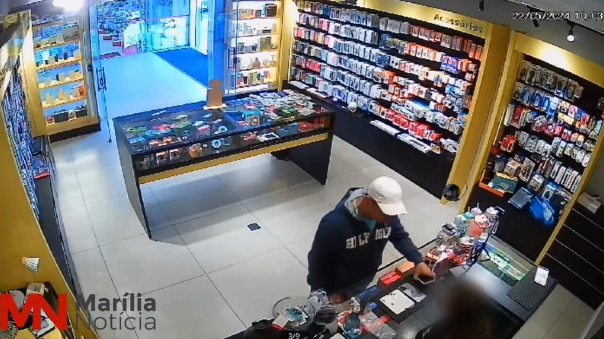 Homem finge ser cliente e rouba aparelhos de loja de celulares em Marília; vídeo