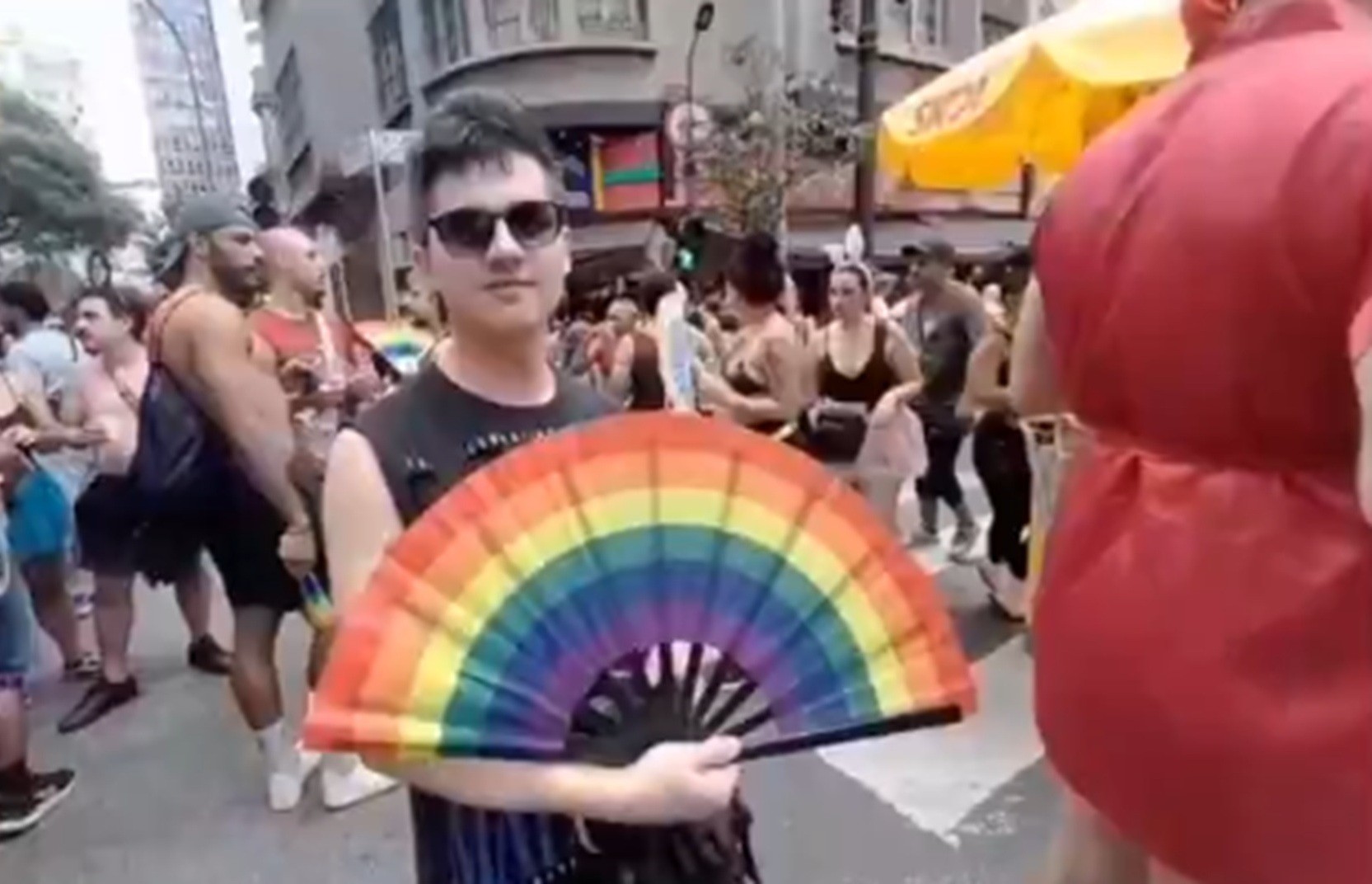 Leque se populariza e vira a 'bateria' dos blocos de Carnaval de rua LGBT em SP: 'simbolo de afirmação e união contra o preconceito', diz comunidade