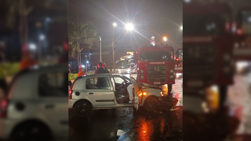 3 de 3
Colis&atilde;o entre carros deixa duas pessoas feridas em Botucatu &mdash; Foto: Corpo de Bombeiros/Divulga&ccedil;&atilde;o