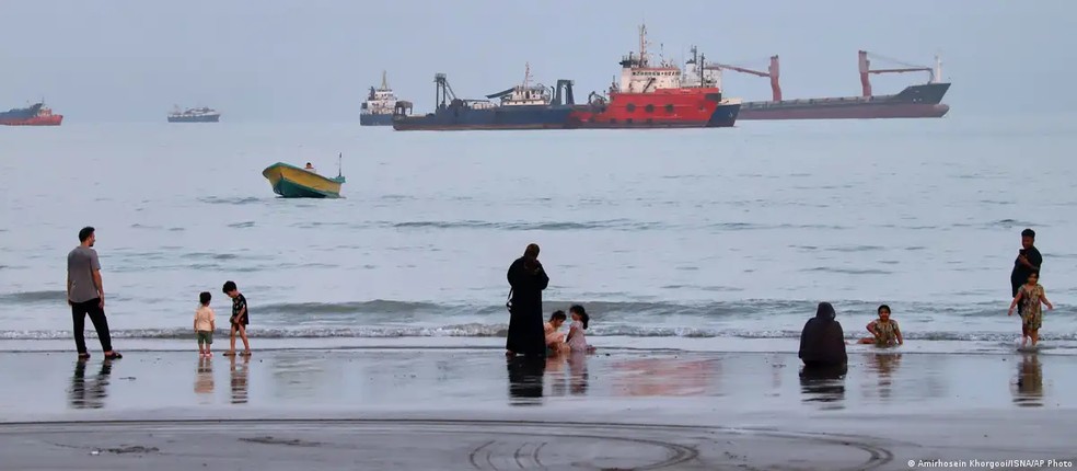 Estreito de Ormuz está bloqueado pelo Irã desde o início dos ataques de EUA e Israel, em fevereiro — Foto: Amirhosein Khorgooi/ISNA/AP Photo via DW