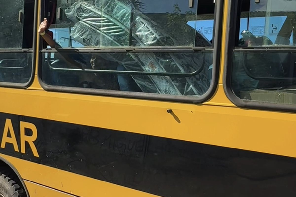 Famílias desalojadas após enchentes retornam para casas em Peruíbe; limpeza é realizada