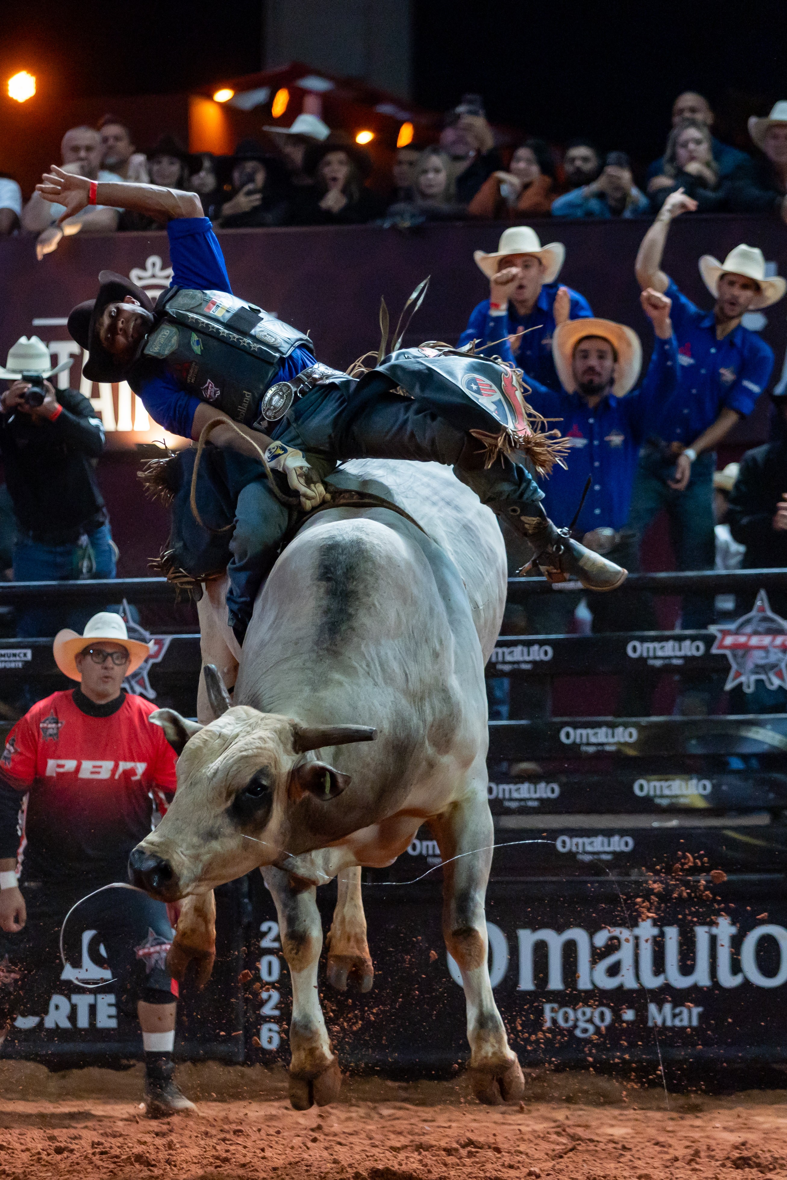 Alisson de Souza montou o touro Relíquia da Patroa no Round Final e conquistou o título da etapa da PBR da Festa do Peão de Americana, neste domingo (7) — Foto: Thomaz Marostegan