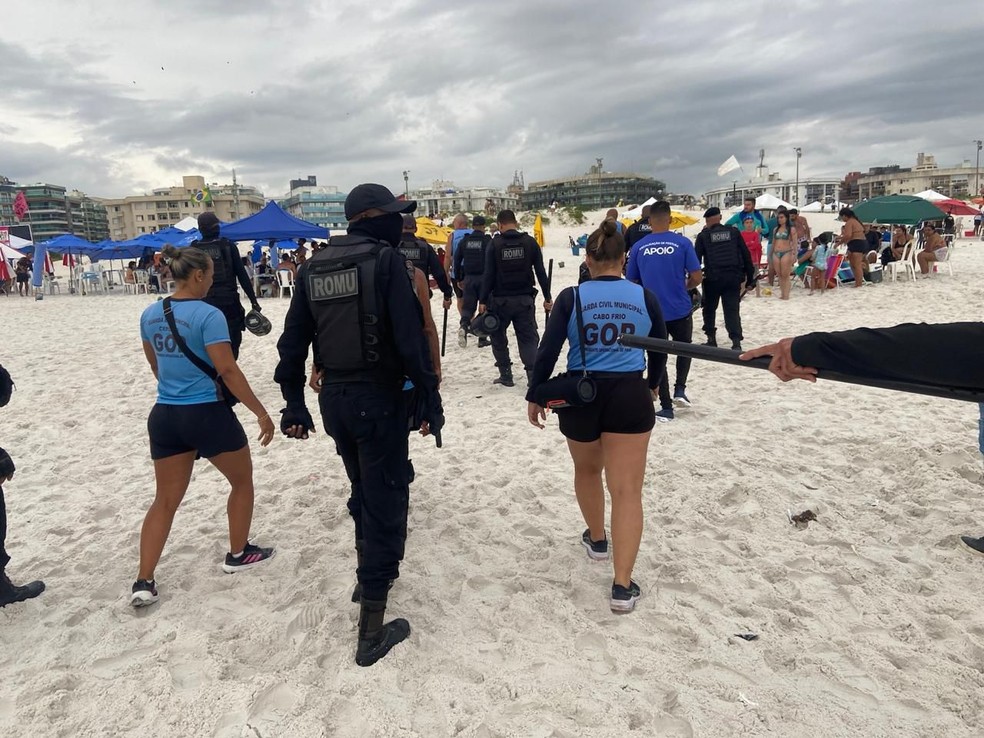 Agentes da Prefeitura de Cabo Frio fiscalizando a Praia do Forte, que está sob novas regras de ordenamento — Foto: Prefeitura de Cabo Frio