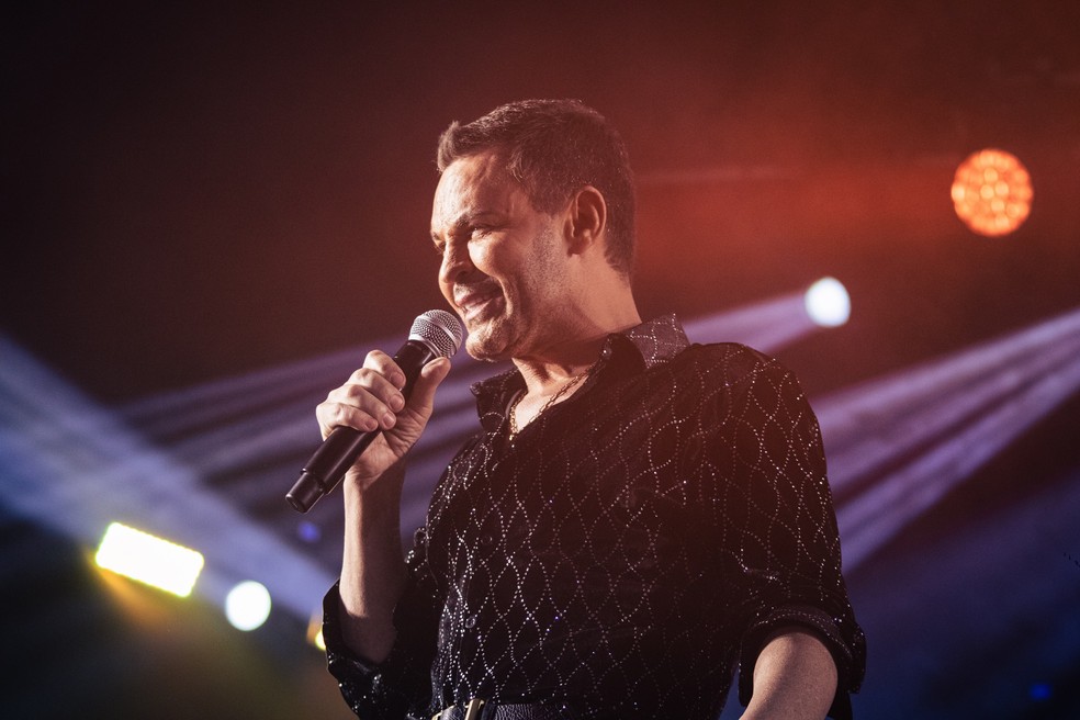 Eduardo Costa empolgou com mais de duas horas de show na Festa Junina de Votorantim (SP) — Foto: @leomontphoto/Divulgação