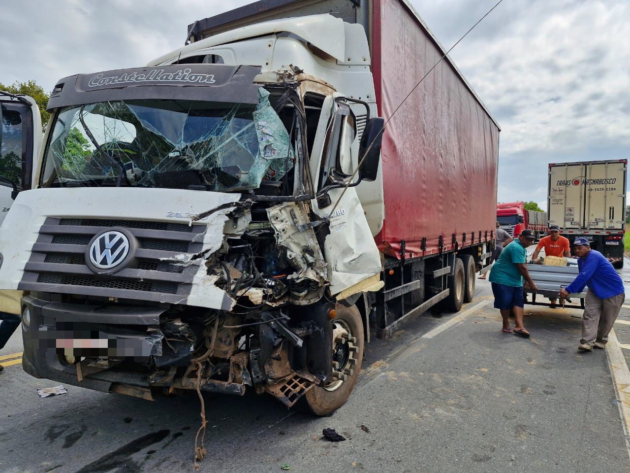 Motorista fica ferido após bater em carro parado com problemas mecânicos na BR-365, em Jequitaí