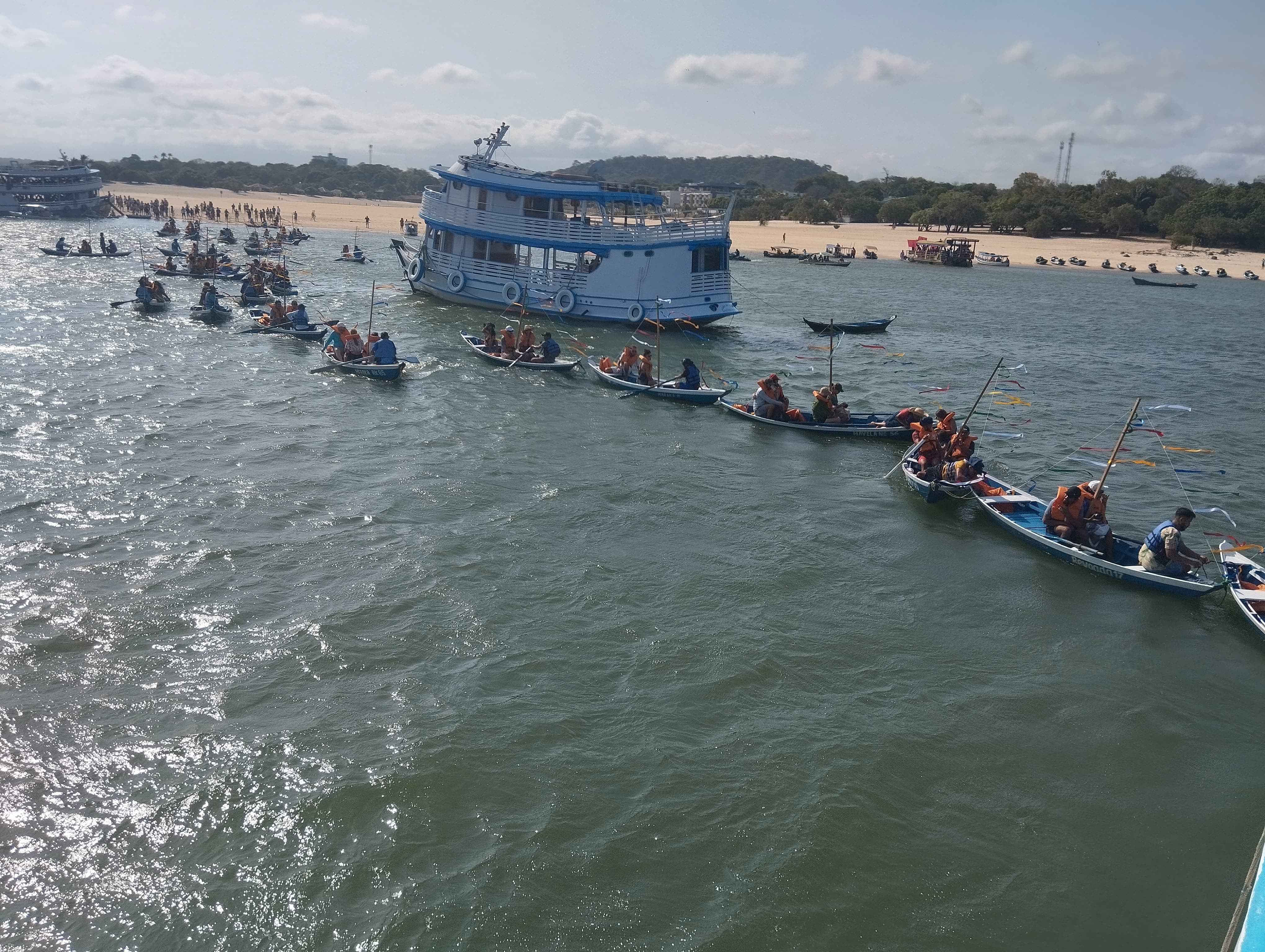 Busca dos mastros e procissão fluvial marcam início da Festa do Sairé na vila balneária de Alter do Chão em Santarém