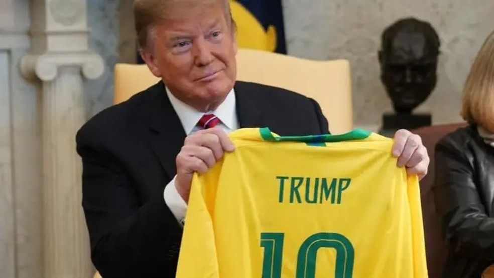 Trump recebeu camisa do Brasil com seu nome em visita de Bolsonaro aos EUA em 2019 — Foto: Getty Images via BBC