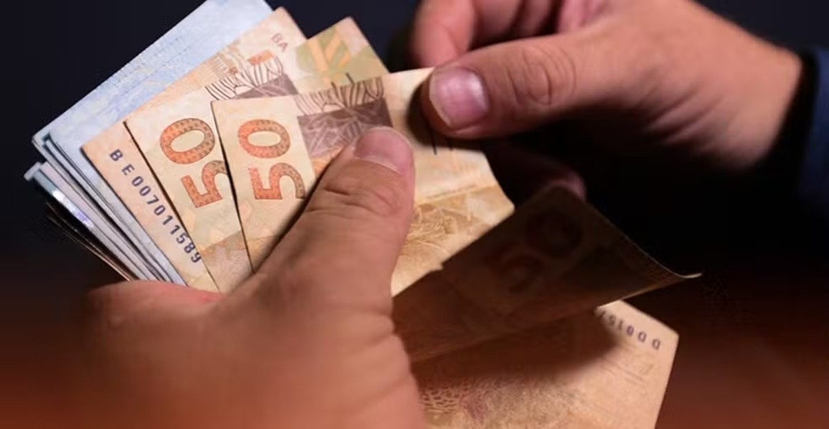 Mais de 185 mil servidores de SC vão receber metade do 13º em julho; veja data e contemplados