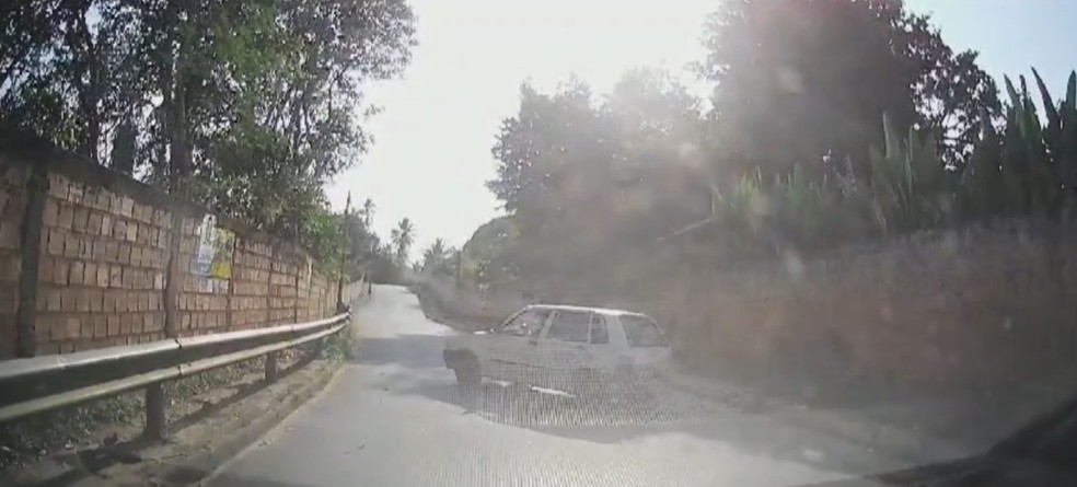Vídeo filmado de dentro de carro mostra momento em que motorista engata ré em alta velocidade e foge de assalto na BA — Foto: Acervo Pessoal