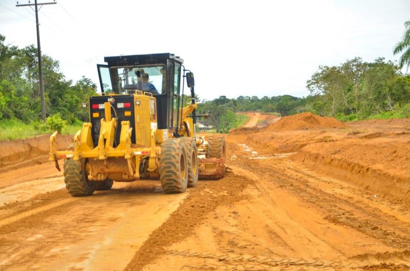 Rotatória que interliga a AP-070 com outras rodovias estaduais do Amapá passa por asfaltamento