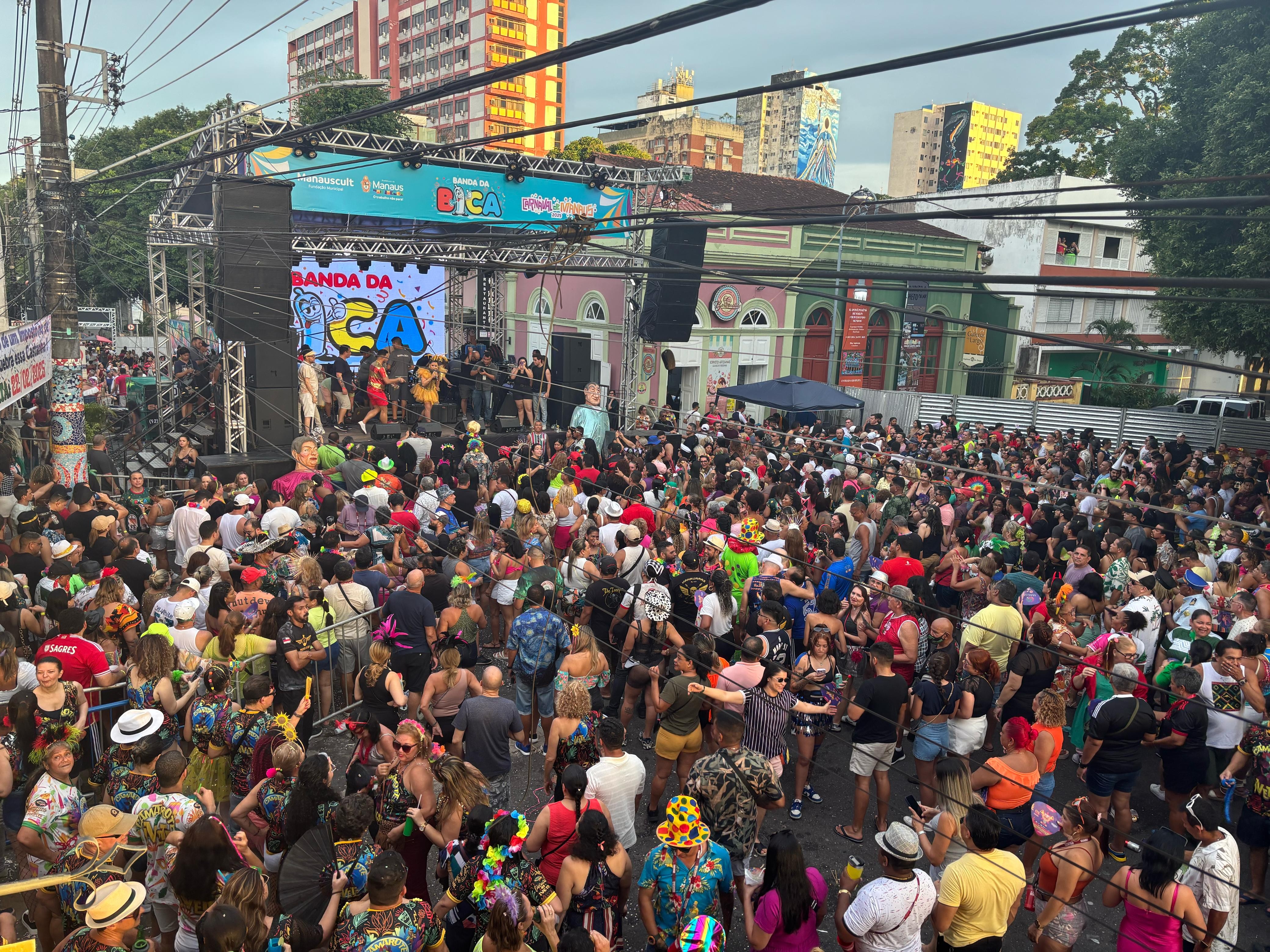 FOTOS: tradicional Banda da Bica reúne milhares de foliões no Centro de Manaus