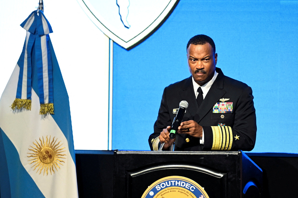 O almirante Alvin Holsey, comandante do Comando Sul dos EUA, na Argentina, em 20 de agosto de 2025 — Foto: REUTERS/Martin Cossarini