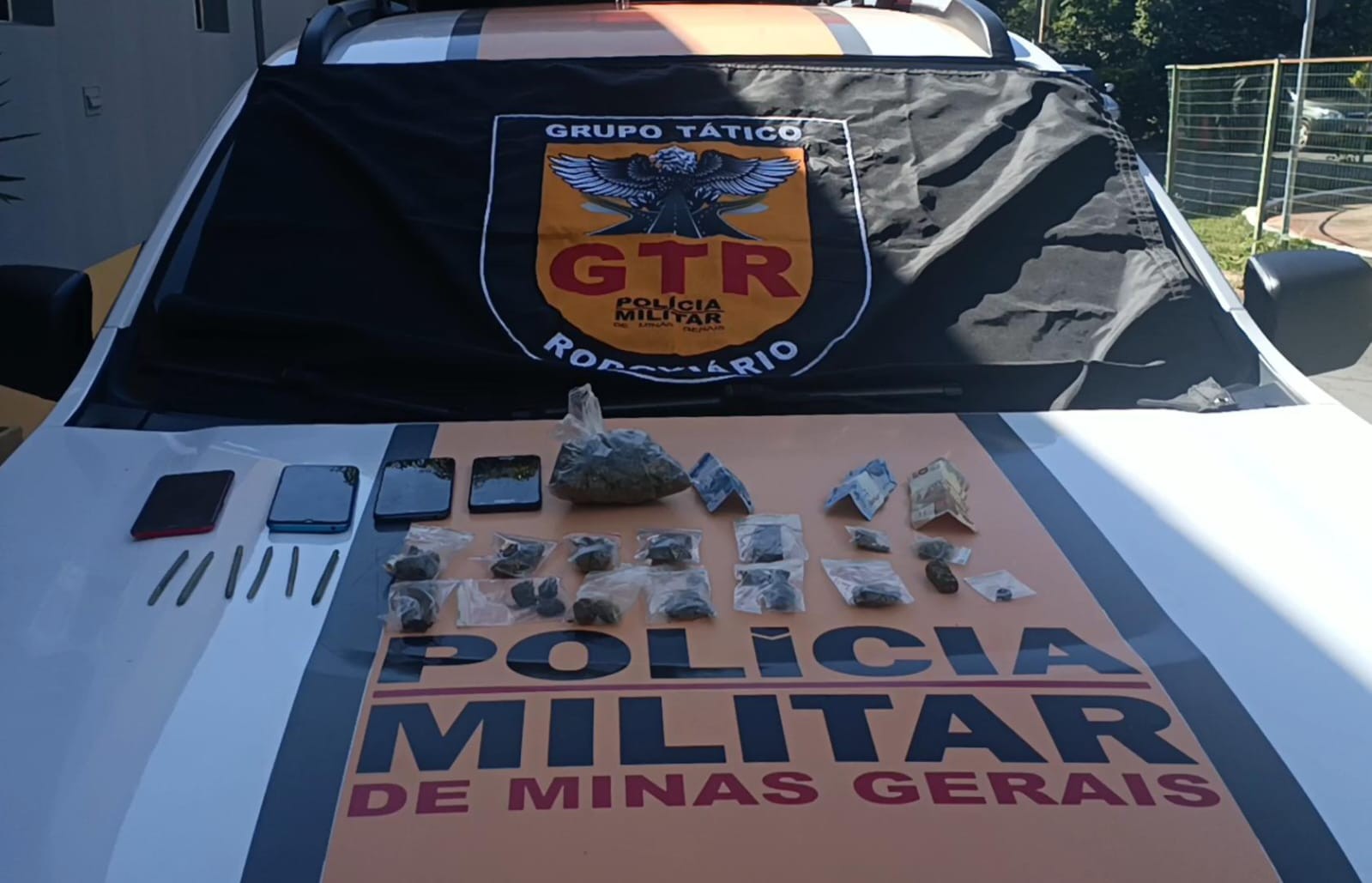 Policiais apreendem maconha às margens da LMG-653 e na casa de homem que mentiu sobre seu endereço