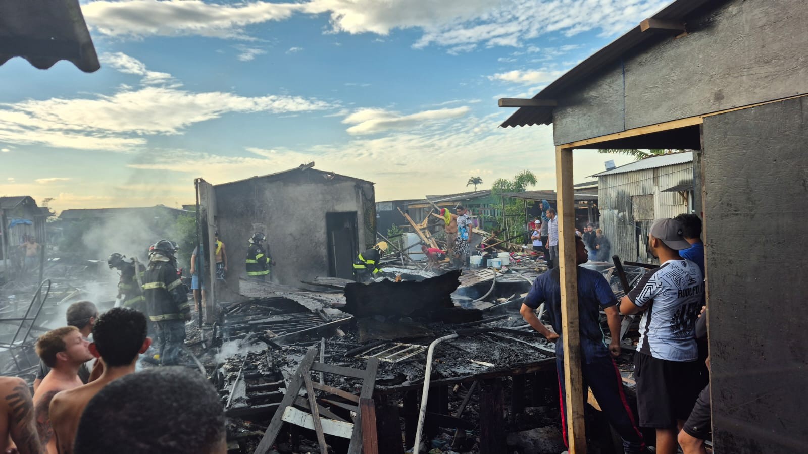 Incêndio destrói dez imóveis em comunidade em SP