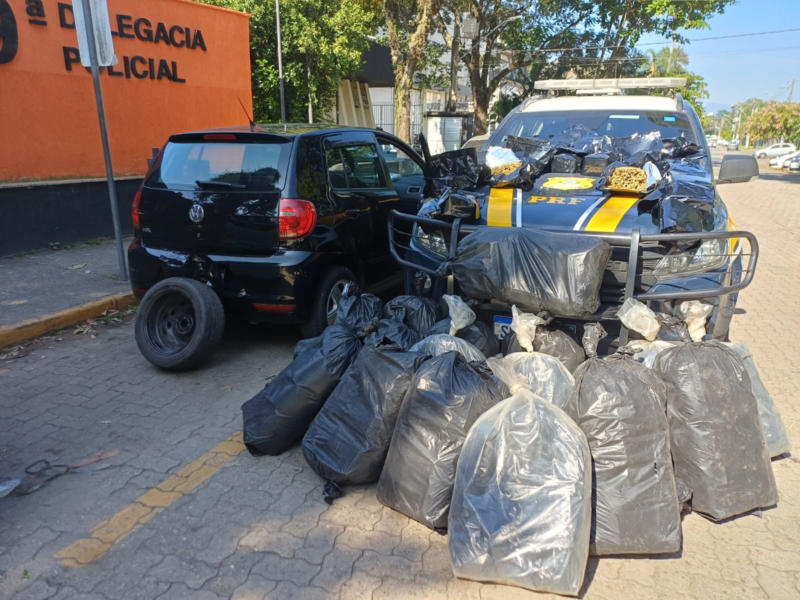 Jovem é preso com 100 kg de droga após perseguição na Dutra, em Resende