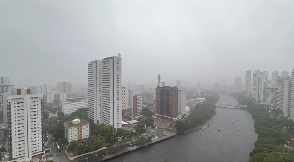 Tempo nublado e com chuva intensa na Zona Norte do Recife — Foto: Reprodução/Whatsapp