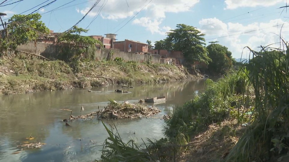 Ocupações irregulares nas margens do Rio Acari — Foto: Reprodução TV Globo