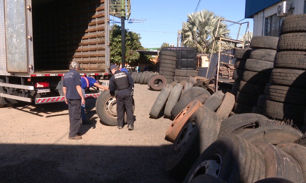 Receita Federal apreende quase mais de 500 pneus importados ilegalmente em lojas de Maringá — Foto: Reprodução/RPC