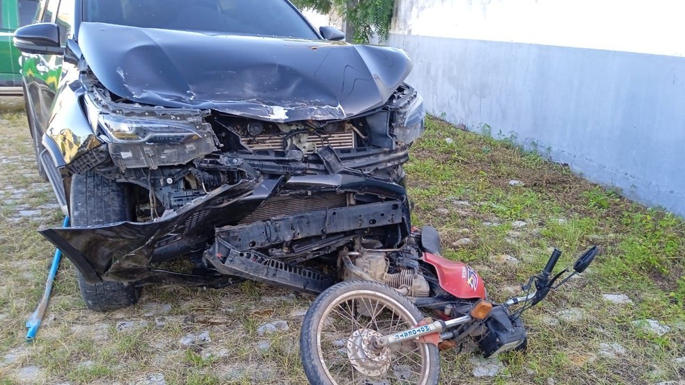 Caminhonete ficou com a frente destruída após bater em dois veículos e arrastar moto por vários metros — Foto: Divulgação