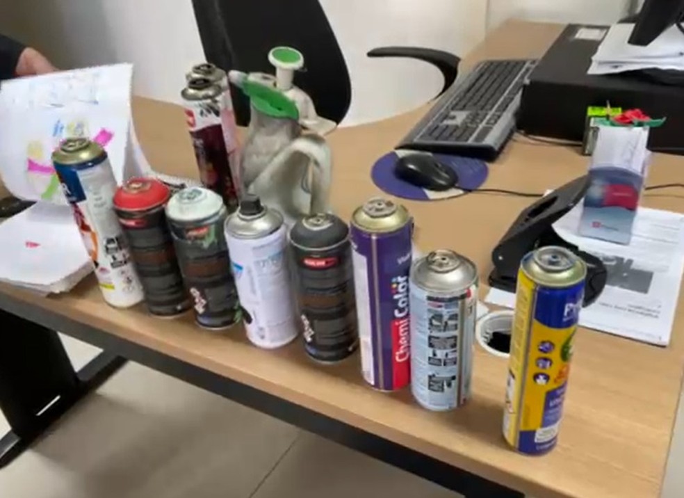 Latas de tinta foram apreendidas em operação — Foto: TV Cabo Branco/Reprodução