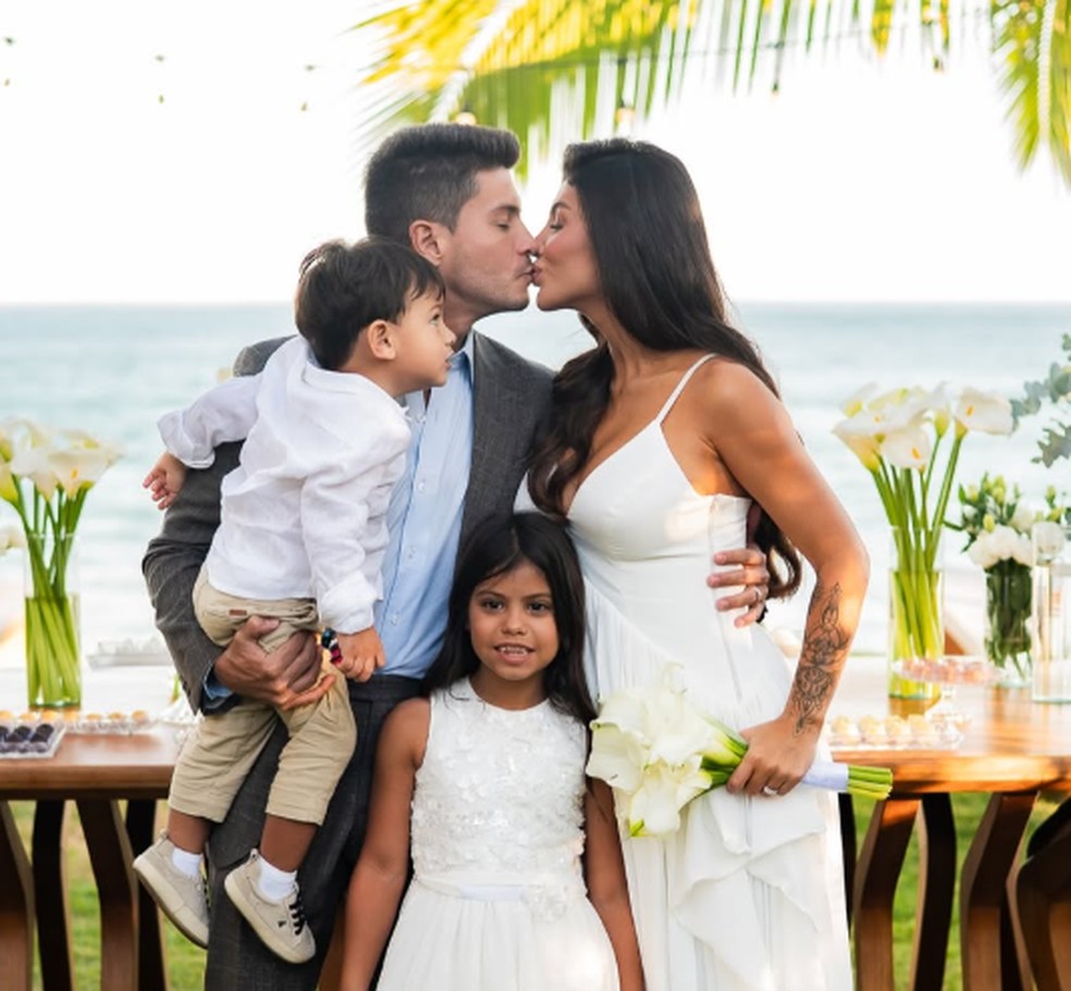 Jheny Santucci e Arthur Aguiar oficializaram a união em casamento no civil, em julho deste ano. — Foto: Reprodução/Instagram/@jhenysantucci.