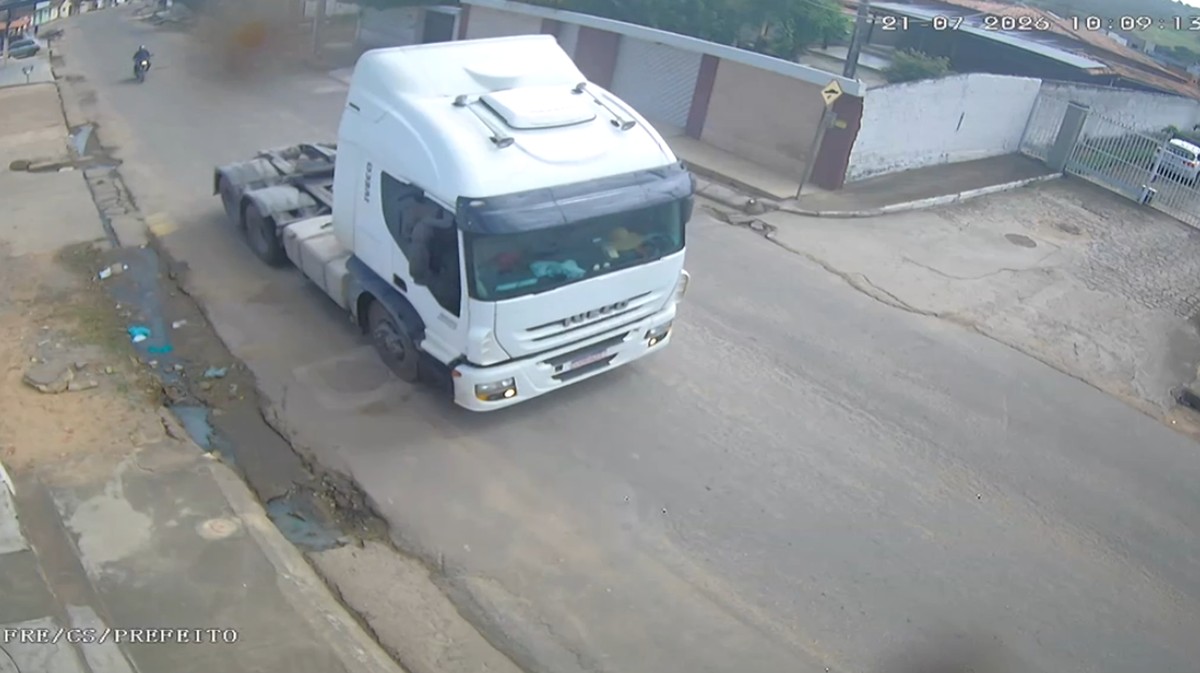 Vídeo mostra caminhão em alta velocidade antes de matar servidora em AL