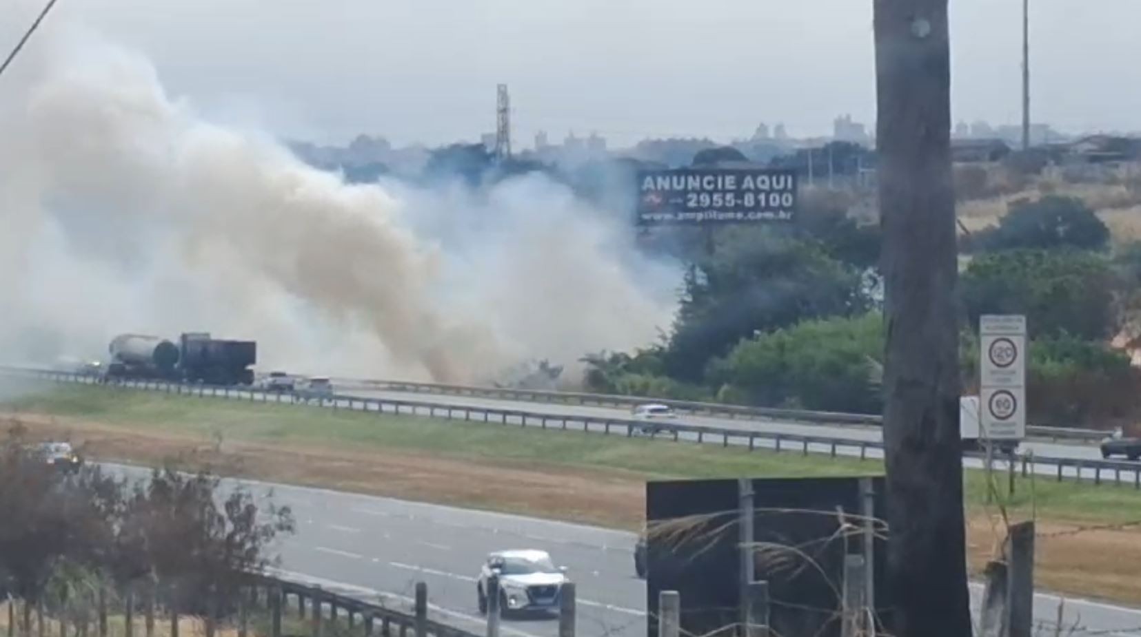 Incêndio atinge área de mata às margens da Bandeirantes e fumaça prejudica motoristas em Campinas