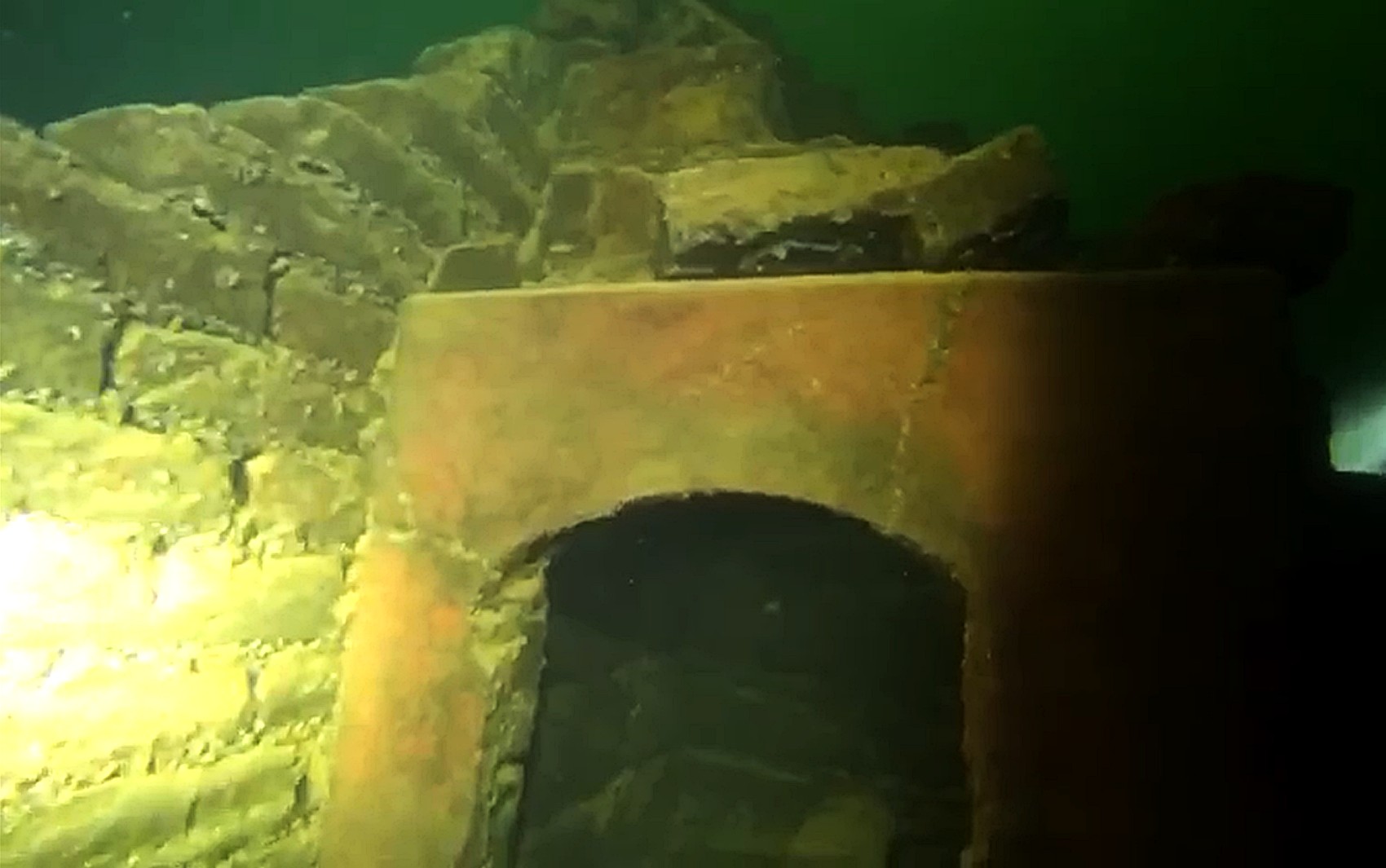 Um fogão de lenha praticamente intacto — Foto: Scubaminas Mergulho