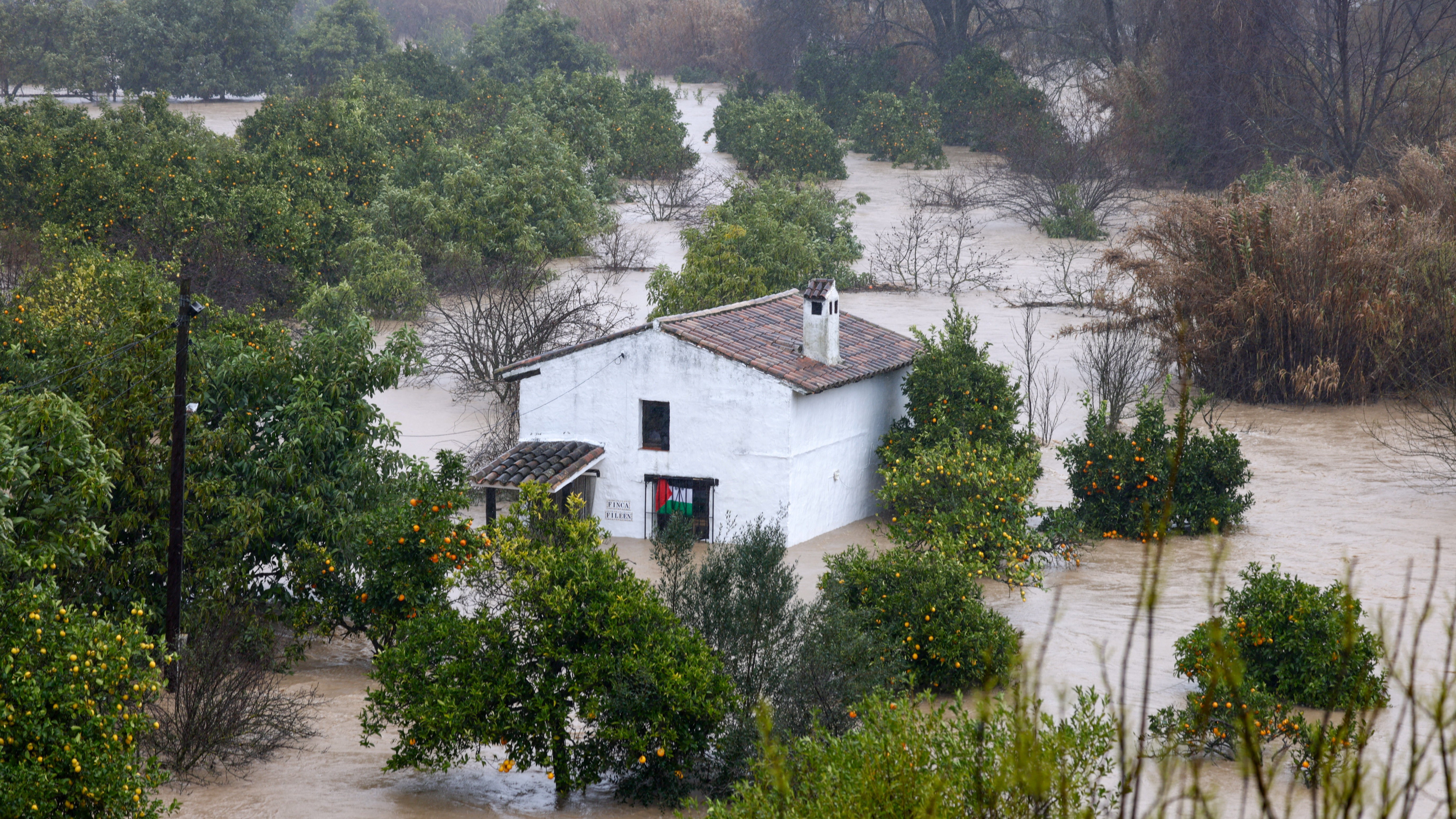 Tempestade em Portugal e na Espanha deixa 1 morto, inunda bairros históricos e causa desabamento de torre de catedral; IMAGENS 