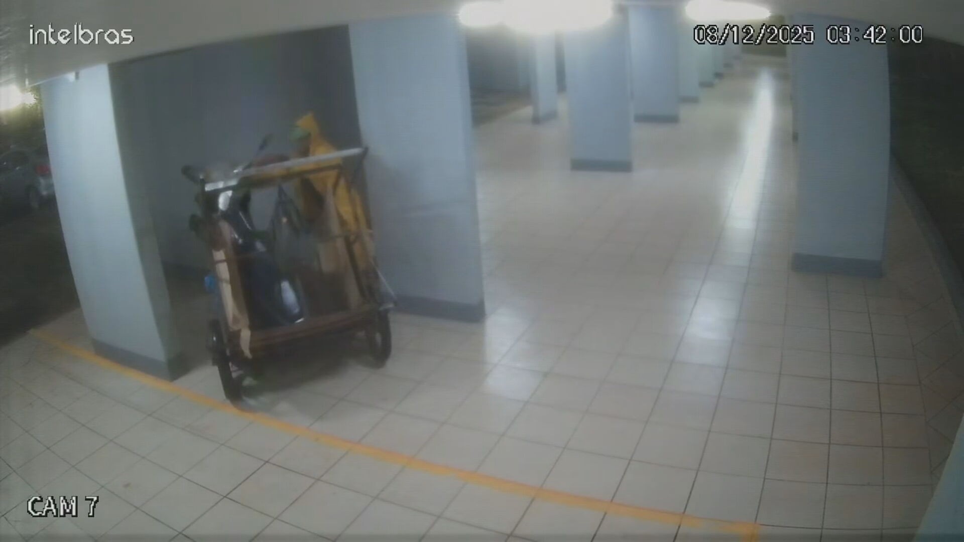 VÍDEO: suspeito leva moto roubada em 'carrinho de reciclagem' em Brasília