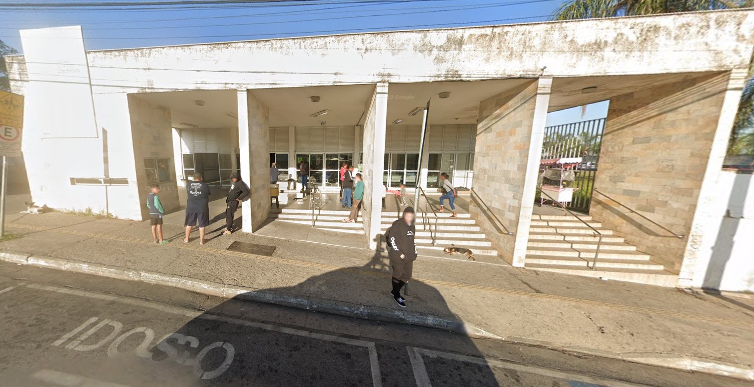 Homem é preso após jogar a mãe da escada e queimá-la com água fervente