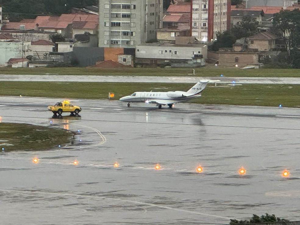 Avião que saiu da pista na tarde desta sexta-feira (03), no aeroporto de Congonhas, Zona Sul de São Paulo. — Foto: Acervo pessoal
