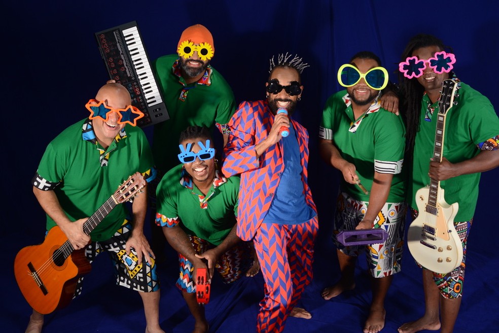 Johayne Hildefonso (ao centro, de camisa vermelha e azul) encarna o personagem Tio Jô e lança o álbum 'Vamos brincar' — Foto: Ierê Ferreira / Divulgação