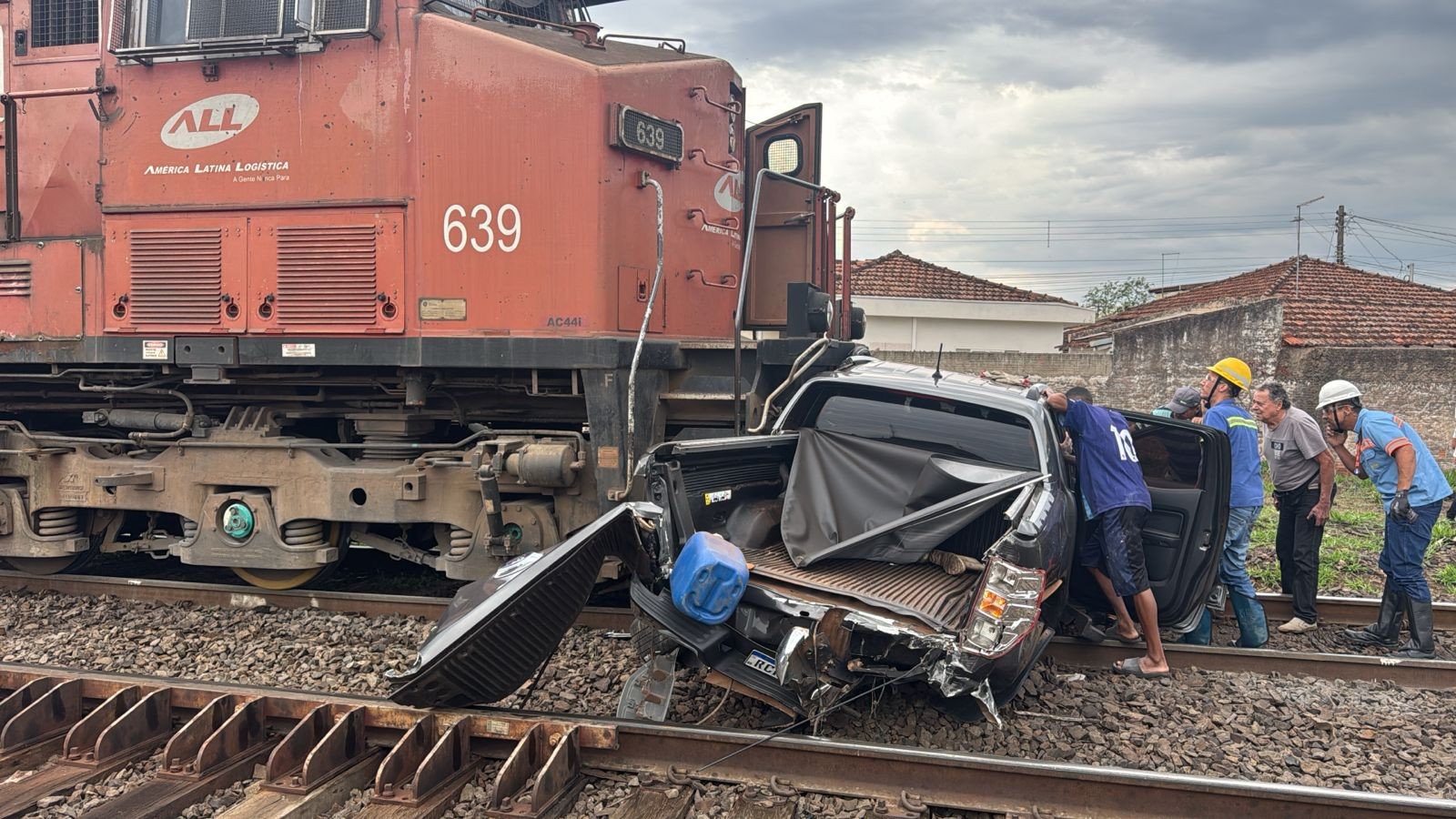 VÍDEO: Caminhonete é arrastada por trem e motorista fica preso nas ferragens no interior de SP