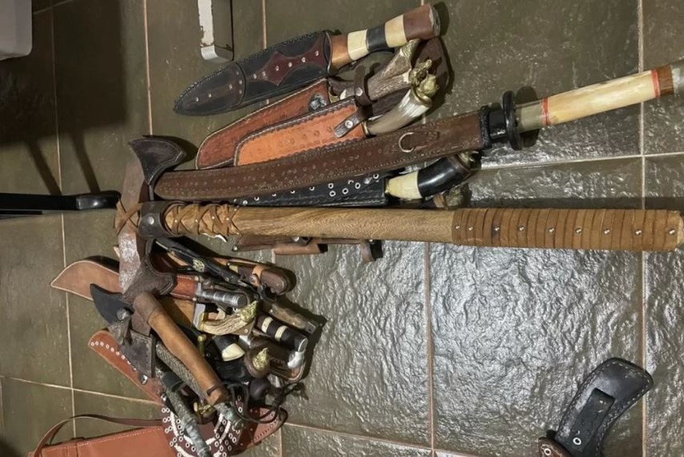 Espadas, punhais e machados foram apreendidos na casa do suspeito em Araraquara — Foto: Gabriela Martins/acidade on