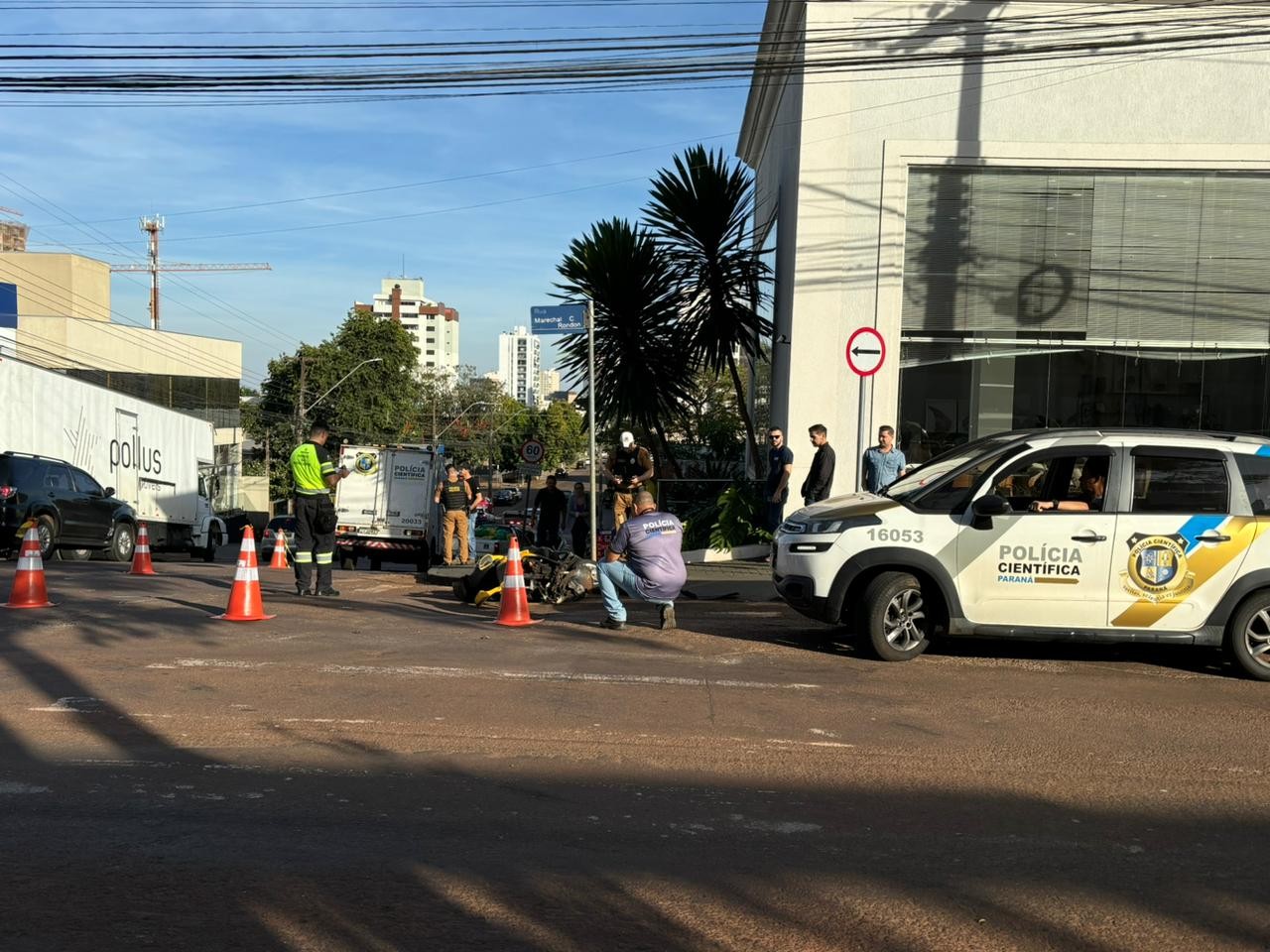 Motociclista bate em carro e morre no Centro de Cascavel