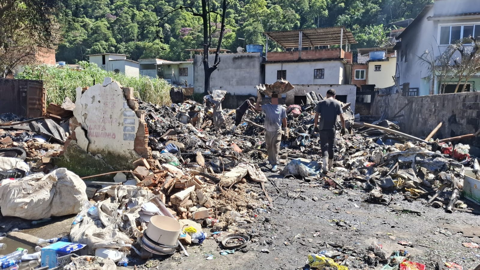 'No momento que levantou a fumaça, o fogo já se abriu', diz morador que presenciou incêndio em Angra dos Reis