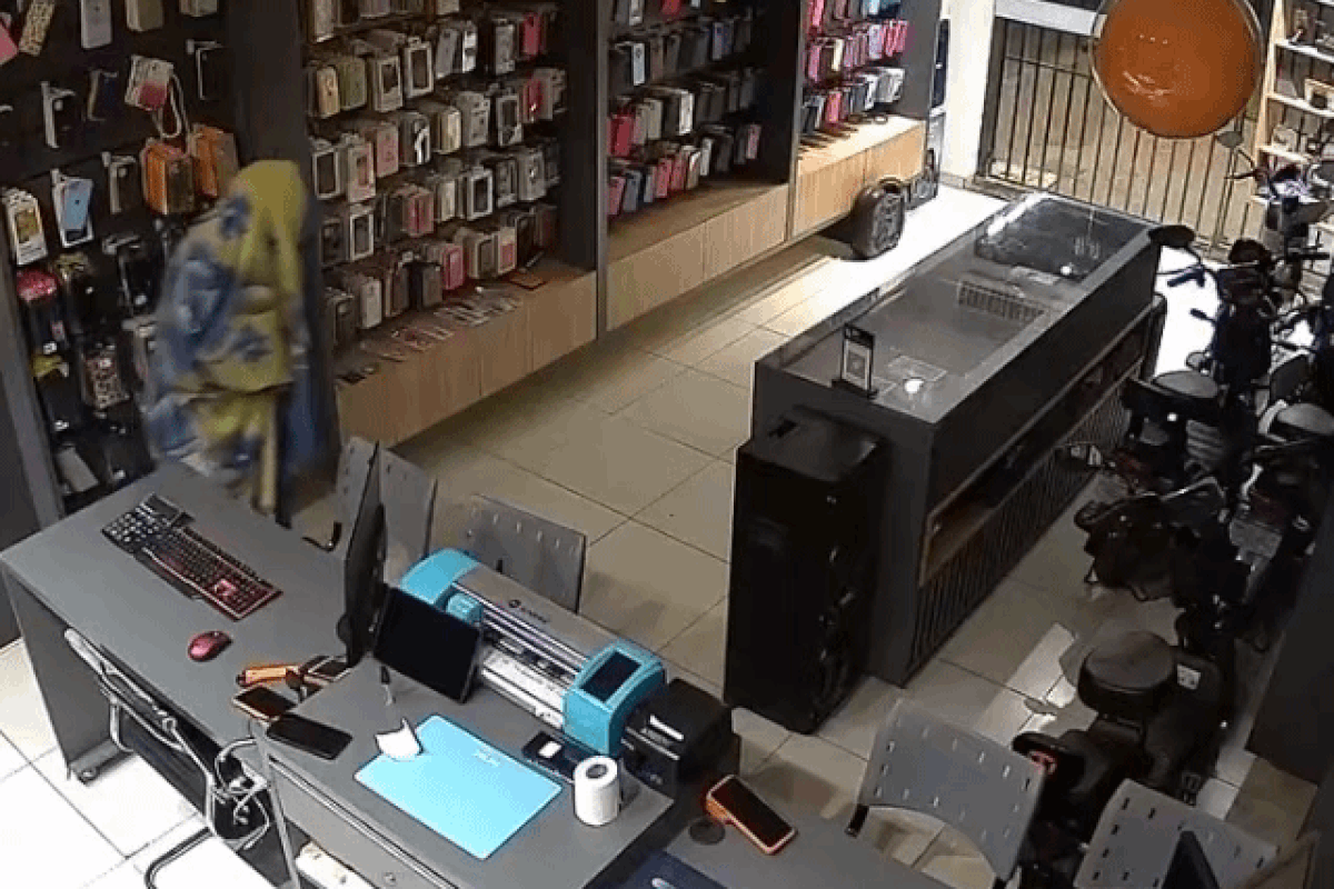 Homem se enrola em cobertor para não ser visto e furtar loja de celulares em MS; VÍDEO