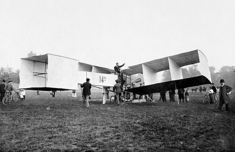 Alberto Santos Dumont e sua invenção, o 14 Bis — Foto: Fundação Casa de Cabangu/Divulgação