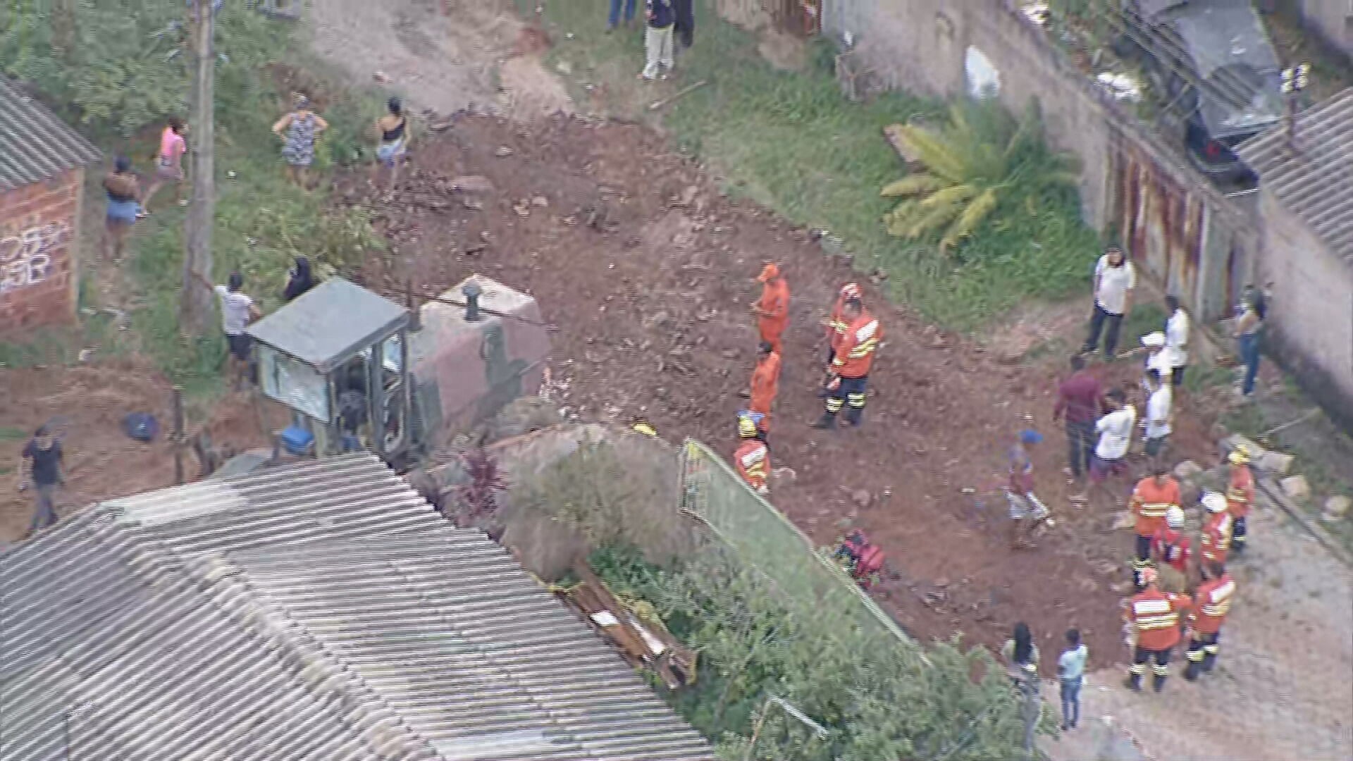 Criança fica ferida após trator atingir casa no DF