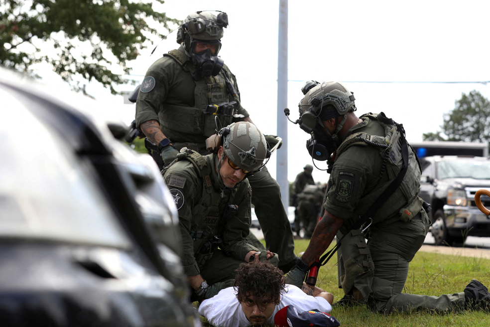 Manifestante é detido em Chamblee, na Georgia — Foto: Reuters