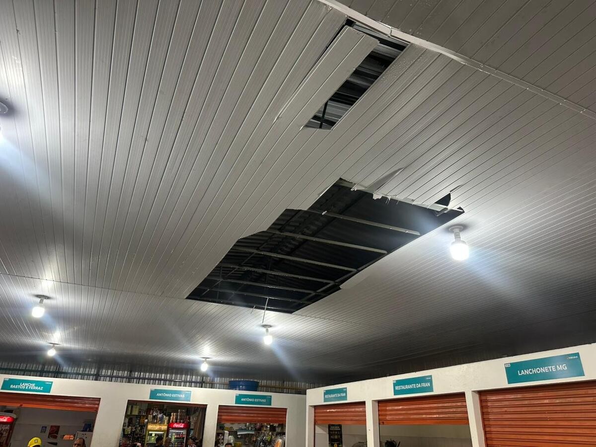 Forro da Feira do São Jorge desaba durante forte chuva que atingiu Manaus neste domingo (5)