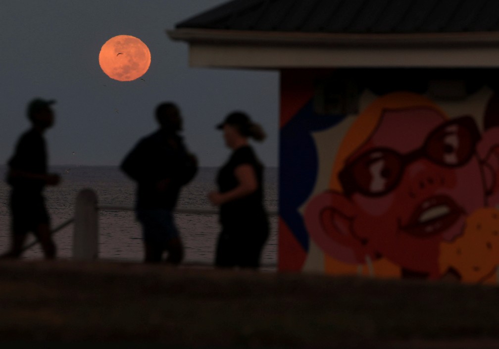 Eclipse lunar total no calçadão de Sea Point, na Cidade do Cabo, África do Sul — Foto: Esa Alexander/Reuters
