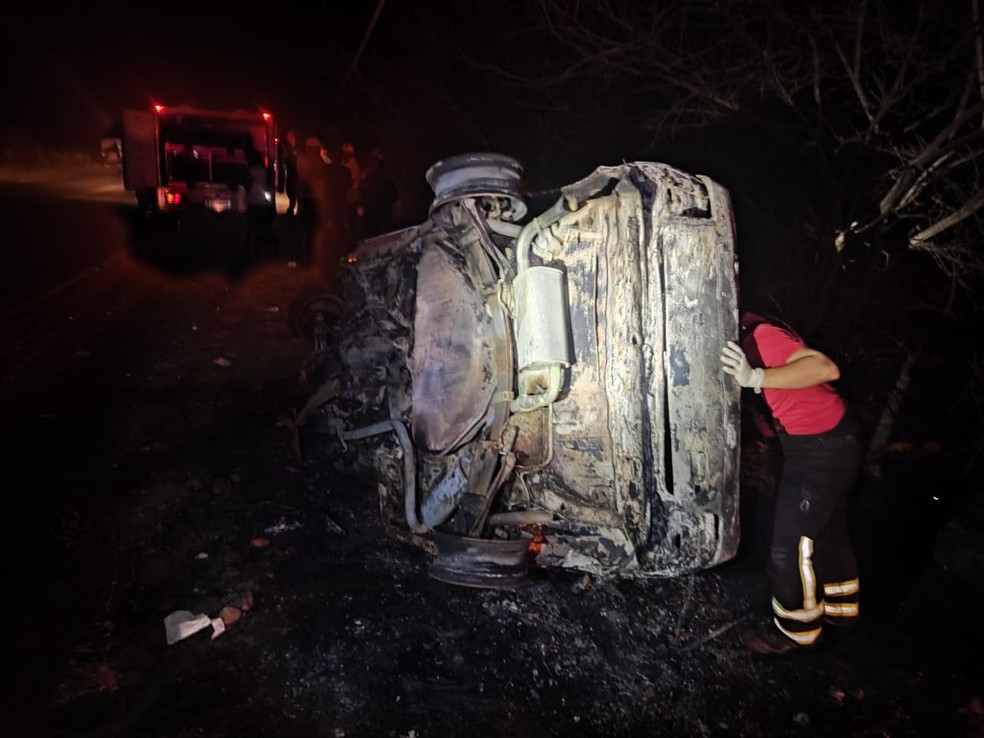 Três pessoas morreram e outras quatro ficaram feridas em uma colisão entre dois carros na BR-222, em Solonópole. — Foto: Corpo de Bombeiros/ Divulgação