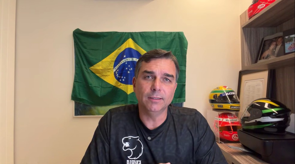 Flávio Bolsonaro em live defendendo o uso de vídeo gerado por inteligência artificial com a imagem de Jair Bolsonaro